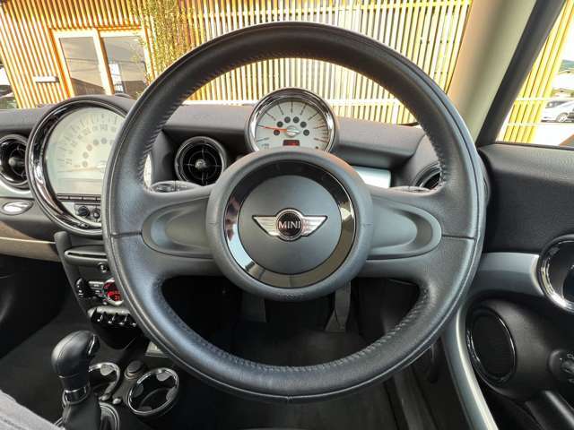 運転席周りは操作性に優れたレイアウトとなっており、飽きのこないデザインで運転手を選びません。初めてのお車をお選びの方や、運転になれていない方にもおすすめです。ぜひお試しください。