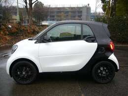 16インチのブラックのアルミホイール、標準装備です。