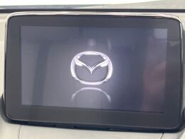 【マツダコネクトナビ】車内の雰囲気にマッチした一体型タイプのナビ。各種車輌設定やBluetooth再生等、様々な機能が楽しめます。直感的なダイヤル操作が可能で、使い勝手も良好です。