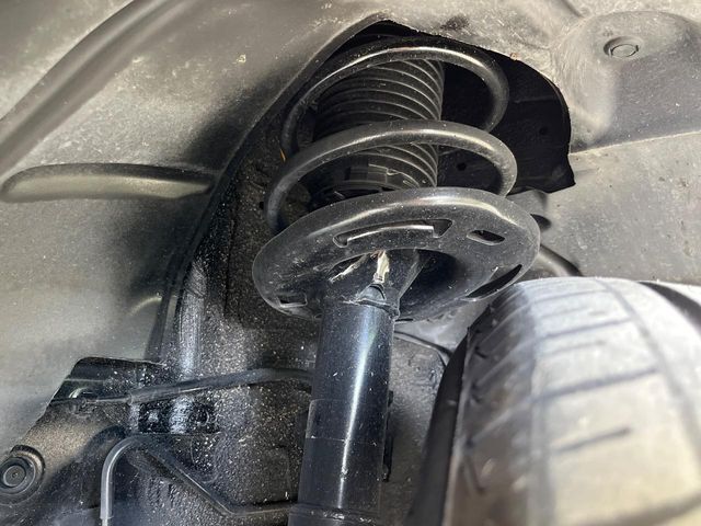 お車を安心してお乗りいただく為には、足回りの定期点検が欠かせません。サービスサポート（有償保証）では無料点検もご提供しており、安心のカーライフをお過ごしいただけるサポート体制が整っています。