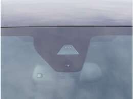 【アクティブセーフティブレーキ】前方の車両や障害物を検知し、ドライバーが回避操作を行わない場合に自動的にブレーキを作動させます。