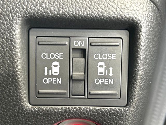 【両側パワースライドドア】スマートキーや運転席のスイッチで後席両側スライドドアの開閉が可能♪電動だから力を入れてドアを開ける必要が無く、小さなお子様でも簡単に開け閉めでき快適です♪