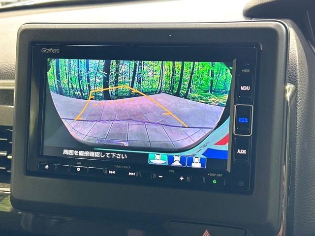 【バックカメラ】駐車時に後方がリアルタイム映像で確認できます。大型商業施設や立体駐車場での駐車時や、夜間のバック時に大活躍！運転スキルに関わらず、今や必須となった装備のひとつです！