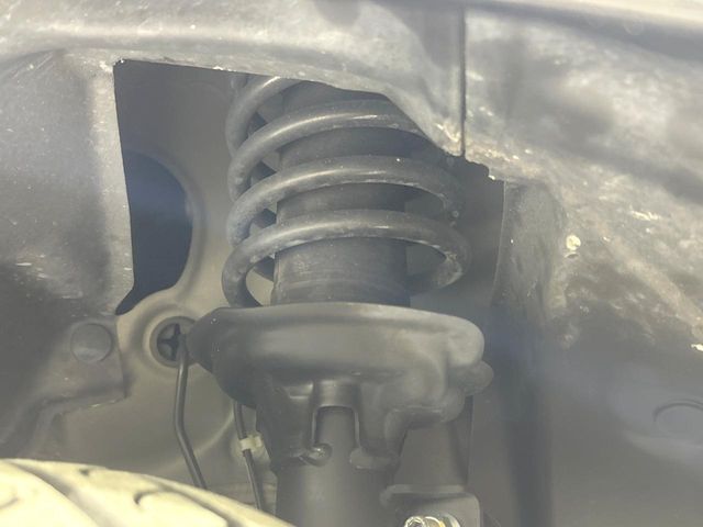 お車を安心してお乗りいただく為には、足回りの定期点検が欠かせません。サービスサポート（有償保証）では無料点検もご提供しており、安心のカーライフをお過ごしいただけるサポート体制が整っています。