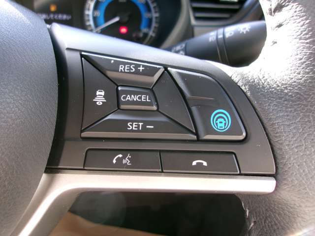 プロパイロット搭載！アクセル、ブレーキを自動でコントロールして前のクルマとの車間距離を保つ手助けをします。