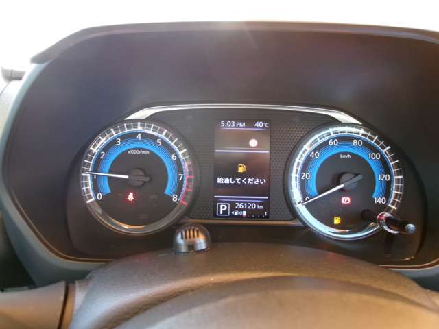 メーター中央に、様々な車両情報を表示してくれる、ディスプレイがついています。