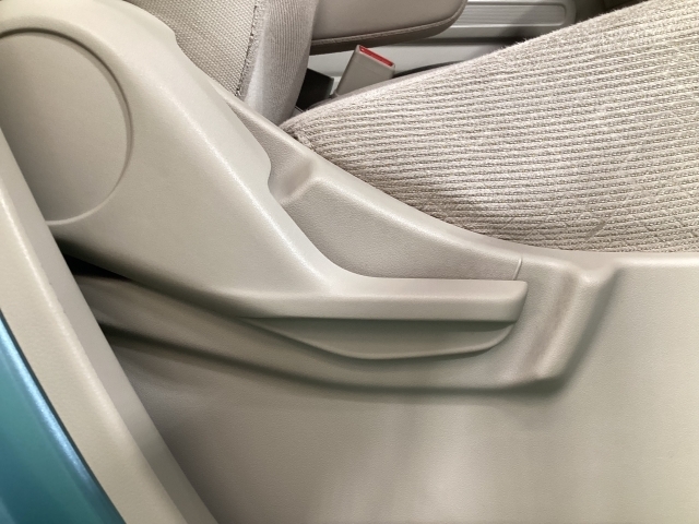 運転席にはドライバーの体型や好みに応じて前後方向だけでなく、高さの調整ができるシートリフターを装備！