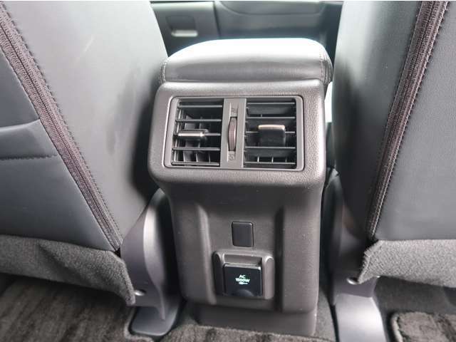 運転席・助手席の間にある後方へのエアコン吹き出し口です。下部にはAC100V電源もございます。