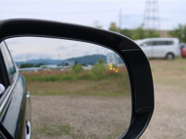 死角になりやすい斜め後方・隣レーン後方からの接近車両を検知し、ドアミラーインジケーターの点灯で存在を告知してくれます