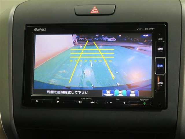 車両後方の映像を映すバックモニター。進路を確認しながら安全に車庫入れできます。