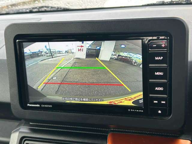 駐車時に便利なバックカメラ！障害物が近づくと、警告音で知らせてくれるコーナーセンサーもございますよ！