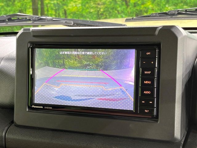 【バックカメラ】駐車時に後方がリアルタイム映像で確認できます。大型商業施設や立体駐車場での駐車時や、夜間のバック時に大活躍！運転スキルに関わらず、今や必須となった装備のひとつです！