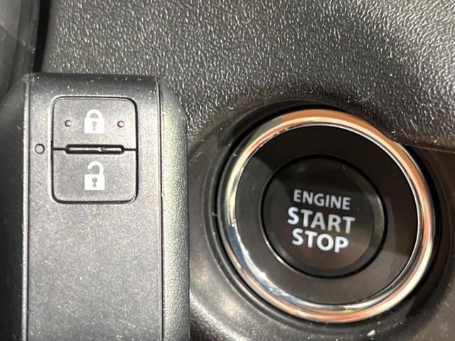 【キーレススタートシステム】カバンやポケットに入れたままでもドアの施錠・解錠が可能なスマートキーを装備。エンジンのオン・オフ時もカギを取り出す必要が無いからとっても便利です♪