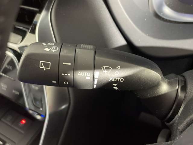 【オートワイパー（AUTO）】雨が降り出した時に、雨滴検出用センサー（レインセンサー）が雨滴を感知すると、自動でワイパーが動作します。