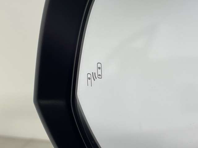 【ブラインドスポットモニター（BSM）】ドアミラーでは確認しにくい、後側方エリアに存在するクルマや、急接近してくるクルマを感知してお知らせすることで、不意の衝突を回避をサポートします！