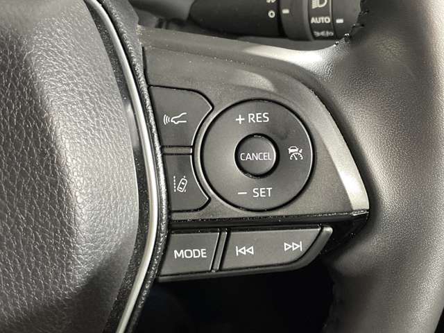 【レーダークルーズコントロール】アクセルを踏まなくても、設定した速度で走行できます！先行車との車間距離を適切に維持する追従走行の機能も有しています。機能には限界があるためご注意ください。