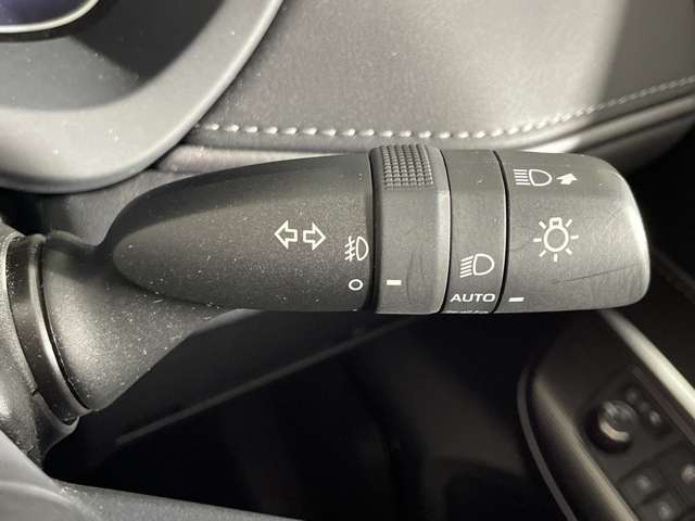 【オートライト（AUTO）】外の明るさをシステムが感知して、自動でヘッドライトが点灯します！ヘッドライトをつけ忘れを防ぐ便利機能です。