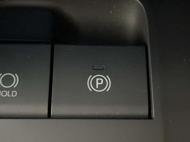 【ブレーキホールド】システムがONのとき、信号待ちなどの停止中に、ブレーキペダルから足を離してもブレーキがかかったまま保持されます！