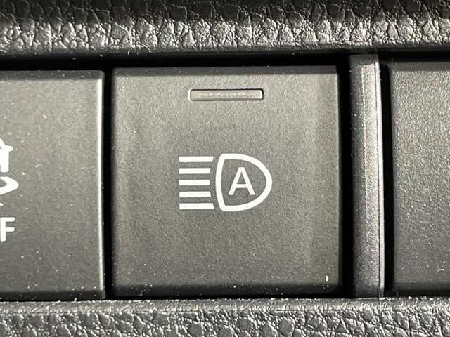 【オートマチックハイビーム（AHB）】フロントウインドウガラス上部に設置された前方カメラにより、前方車両のランプや街路灯などの明るさを判定し、自動的にハイビームとロービームを切り換えてくれます！