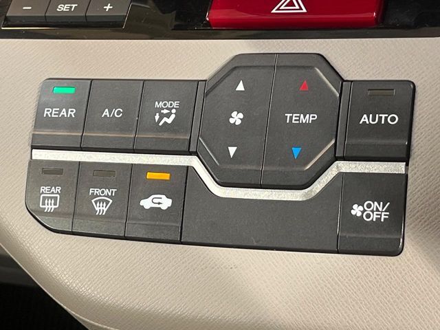 【オートエアコン】一度お好みの温度に設定すれば、車内の温度を検知し風量や温度を自動で調整。暑い…寒い…と何度もスイッチ操作をする必要はありません。快適な車内空間には必須の機能ですね♪