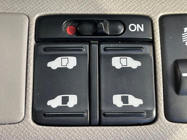 【両側パワースライドドア】スマートキーや運転席のスイッチで後席両側スライドドアの開閉が可能♪電動だから力を入れてドアを開ける必要が無く、小さなお子様でも簡単に開け閉めでき快適です♪