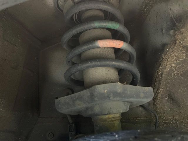 お車を安心してお乗りいただく為には、足回りの定期点検が欠かせません。サービスサポート（有償保証）では無料点検もご提供しており、安心のカーライフをお過ごしいただけるサポート体制が整っています。