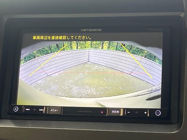 【バックカメラ】駐車時に後方がリアルタイム映像で確認できます。大型商業施設や立体駐車場での駐車時や、夜間のバック時に大活躍！運転スキルに関わらず、今や必須となった装備のひとつです！