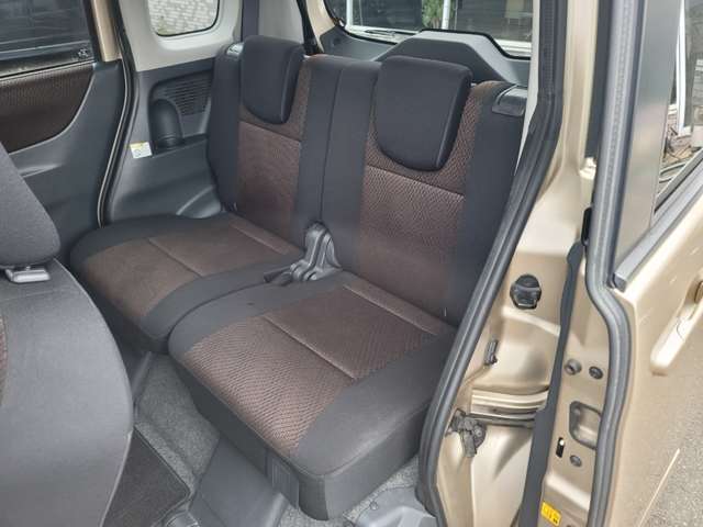 低床プラットフォームと後席ダイブダウンシートの採用で車内広々☆
