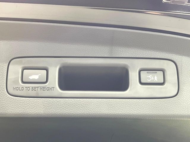 【パワーバックドア】スマートキーや運転席のボタンを押すだけでリアゲートが自動で開閉します！荷物を持っている時や、高い位置にあるバックドアを閉める際に便利な機能です♪