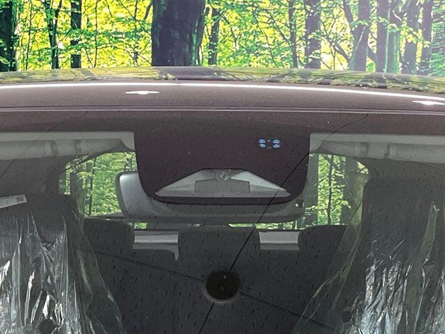 【ホンダセンシング】走行中に前方の車両等を認識し、衝突しそうな時は警報とブレーキで衝突回避と被害軽減をアシスト。より安全にドライブをお楽しみいただけます。