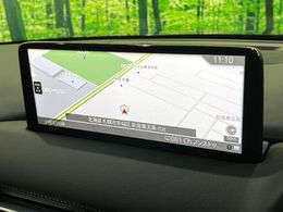 【10.25インチマツダコネクト】車内の雰囲気にマッチした大型ディスプレイ。スマホ接続でのナビ使用やBluetooth再生等、様々な機能が楽しめます。直感的なダイヤル操作が可能で、使い勝手も良好です。