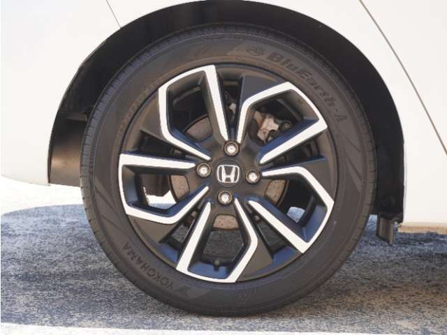 アルミホイール装着車です！これで足元まわりもおしゃれにきまります！