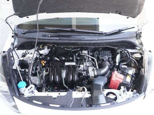 エンジンは車の心臓部分です。このエンジンルームが汚いとトラブルの基になります。当店は専用の液剤を使って徹底的に綺麗にします。