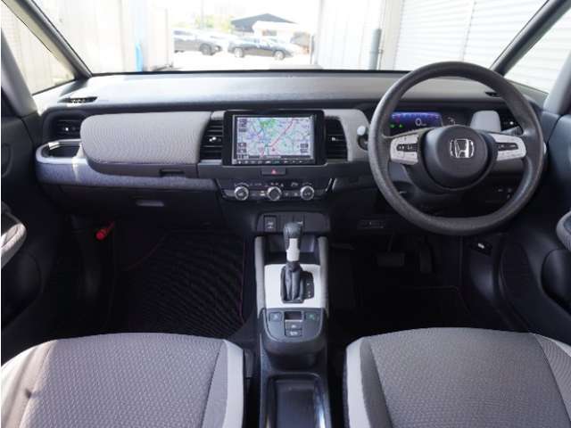 視界広々で非常に運転しやすくロングドライブでも疲れを感じさせないすっきりとまとまったインパネ周りです。