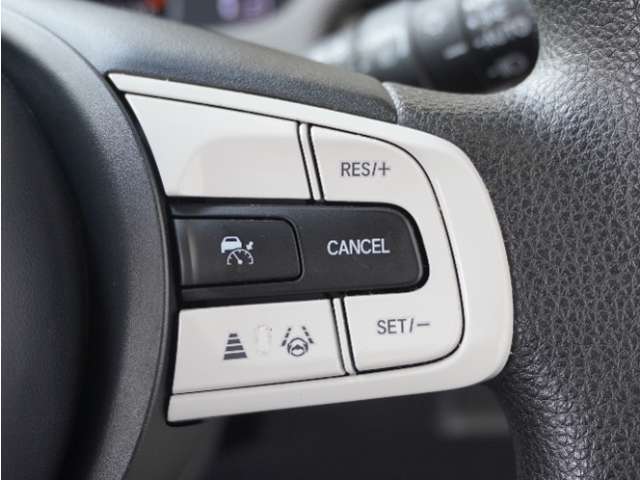 【アダプティブクルーズコントロール】予め設定した車速内でクルマが自動的に加減速。前走車との適切な車間距離を維持しながら追従走行します。【LKAS】車線維持支援システムでステアリング操作を支援。