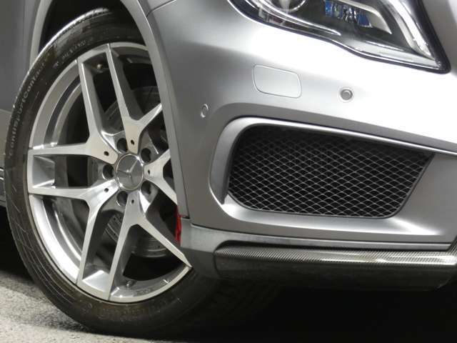 足元には洗練されたデザインのAMG19インチ5ツインスポークアルミホイールを装備しています！メルセデスベンツ特有の安心・安定感のあるブレーキシステムも好評です！TEL：047-307-9933