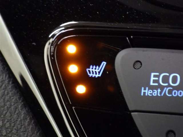 【シートヒーター】運転席と助手席をそれぞれ独立して操作でき、無段階に温度調節も可能なため、座る人と室内温度にあわせた快適