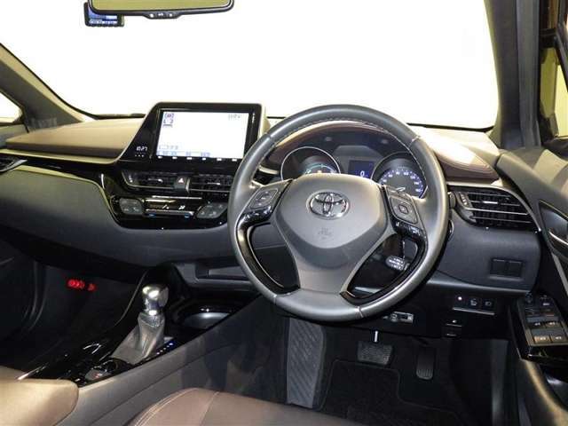 運転の際、常に目にする部分だけにシックで飽きのこないデザインが良いですね。