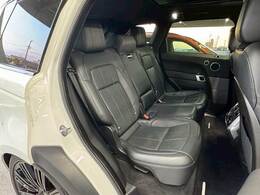 セカンドシートは大人二人が乗っても十分なスペースが確保されております。各種「室内除菌抗菌コーティング」「室内クリーニング」も取り揃えておりますよ。