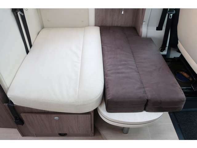 2列目シートもベッド展開可能です。　ベッドサイズは100cm×115cm程です。