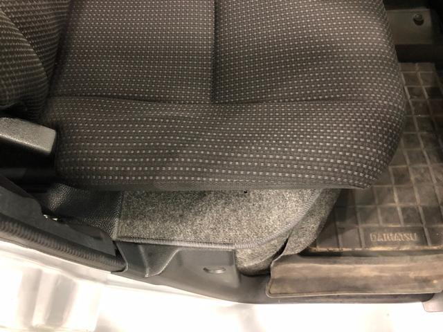 痛みの出やすい運転席シートの角、フロアマット、座面、ともに良好です