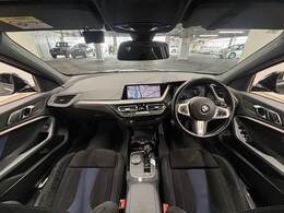 見通しの良いコックピットは普段のドライブに最適。運転しやすいお車となります。