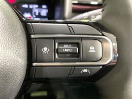 【アダプティブクルーズコントロール】高速道路での長距離走行が楽に！！自動で速度を保つクルーズコントロールが、衝突軽減システムと連携し、前方の車両を感知して車間を保つように速度調節してくれます！！