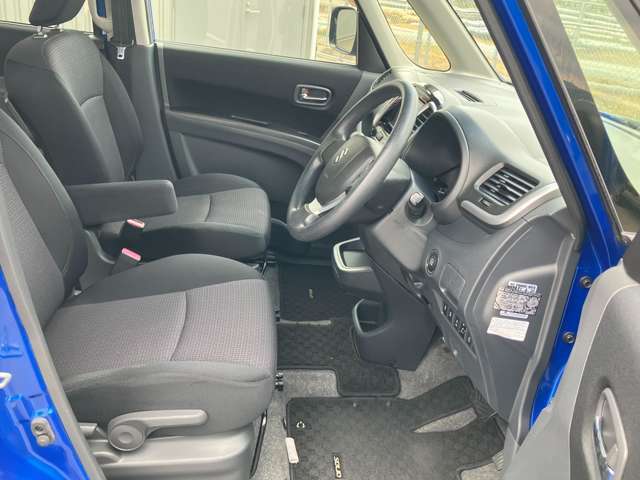 インパネシフトで足元広く使えます！運転席から荷物をサッと置けます！