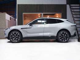 ● ボディーカラー ： エイペクスグレー　649,000円　● ボディーパッケージ ： グロスブラック（上部）　694,000円　　　● ボディーパッケージ ： グロスブラック（下部）　378,000円