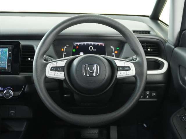 【Honda SENSING】 カメラ等装置で精度の高い検知能力を発揮、安全運転を支援します。ステアリング上のコントローラーに注目！