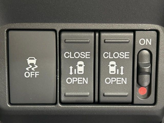 【両側パワースライドドア】スマートキーや運転席のスイッチで後席両側スライドドアの開閉が可能♪電動だから力を入れてドアを開ける必要が無く、小さなお子様でも簡単に開け閉めでき快適です♪