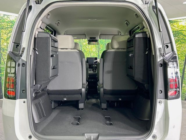 普段のお買い物や通勤、送迎等に十分な荷室スペースを確保しております。セカンドシートを倒すと、大きな荷物の積載も可能です♪