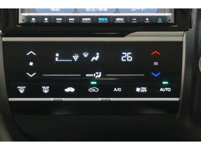 フルオートエアコン搭載で好みの温度に設定するだけで、エアコンの風量などを自動でコントロール！快適な車内にしてくれます。