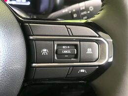 【アダプティブクルーズコントロール】高速道路での長距離走行が楽に！！自動で速度を保つクルーズコントロールが、衝突軽減システムと連携し、前方の車両を感知して車間を保つように速度調節してくれます！！